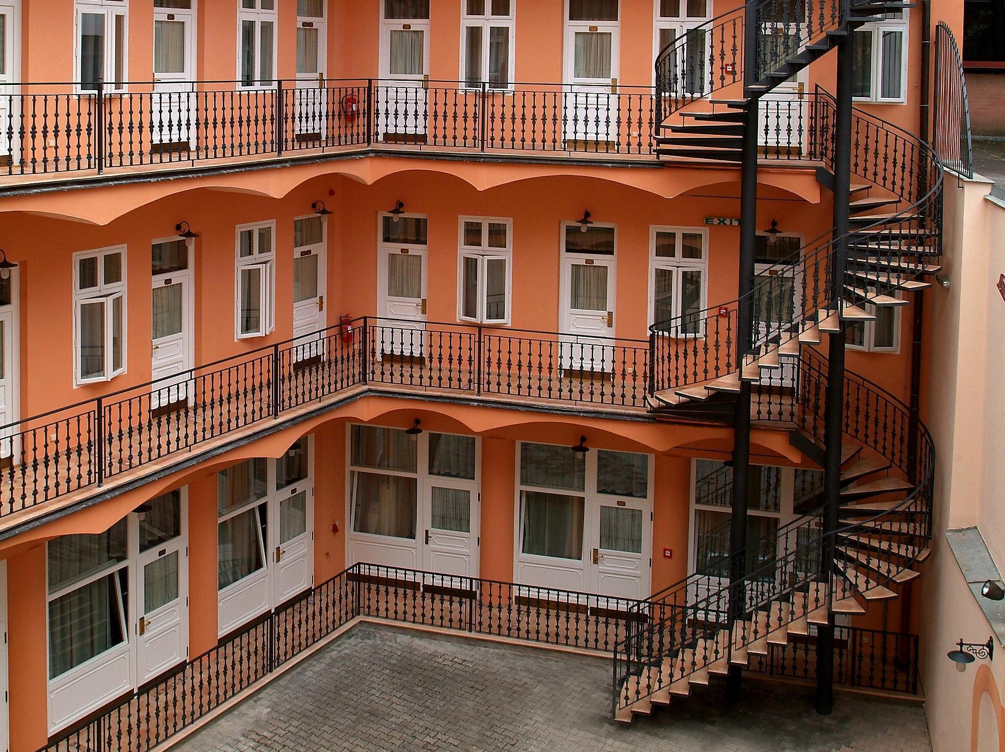 Ariston Praag